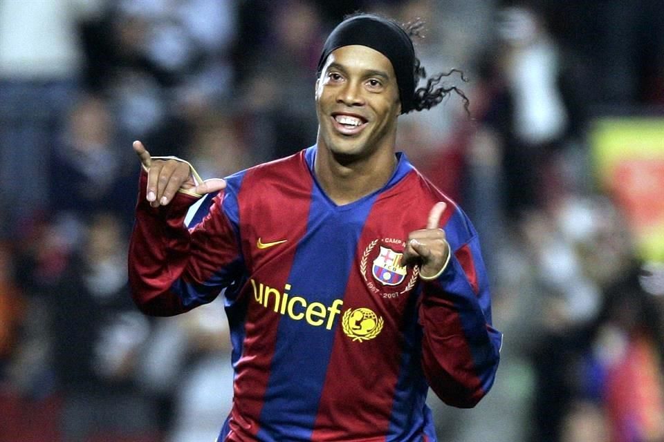Ronaldinho jugando a futbol